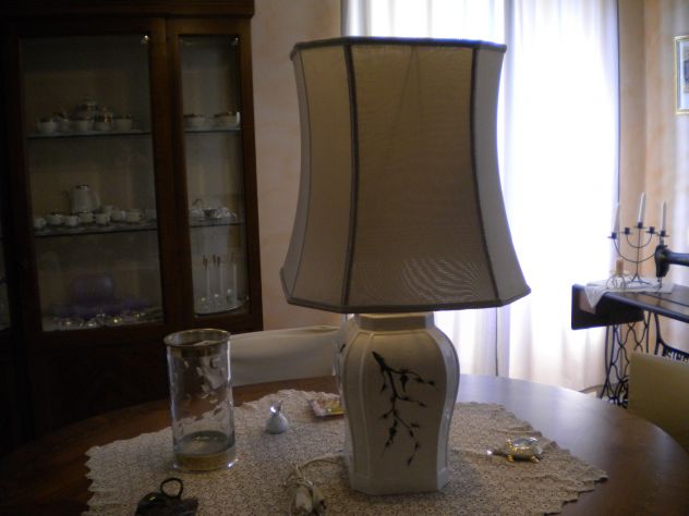 Lampada da tavolo per arredamento, con base in ceramica e paralume in tessuto. - Foto 3