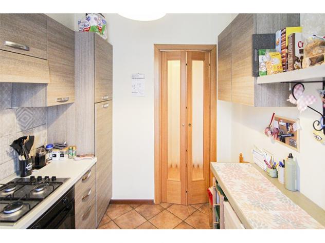 Vendesi luminoso BILOCALE con CANTINA e BOX - Foto 4