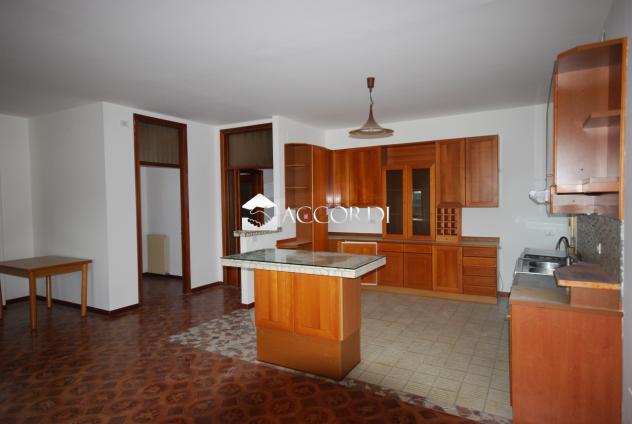 CASA INDIPENDENTE di 8 vani e di 370 mq (SUSEGANA) rif. RB122 - Foto 2