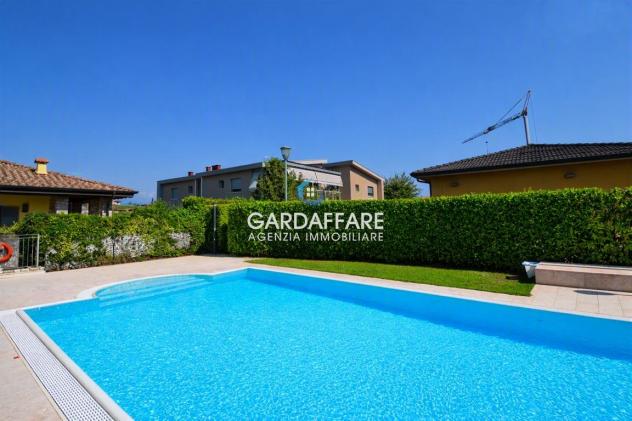 VILLETTA A SCHIERA DI TESTA CON GIARDINO SU TRE LATI E BELLISSIMO PORTICO VIVIBILE - Foto 18