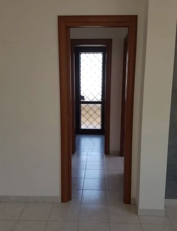 OSTIA TRILOCALE SEMI-ARREDATO CON GIARDINO PRIVATO E POSTO AUTO SCOPERTO. - Foto 6