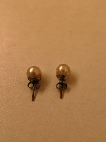 Orecchini con perla di bigiotteria e farfalle placcate in argento.
