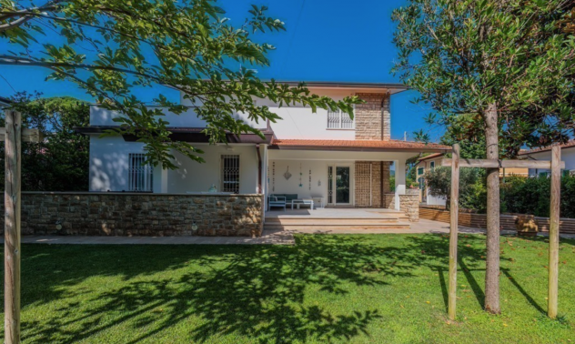 Villa in vendita a Vittoria Apuana - Forte dei Marmi 231 mq Rif: 1326819