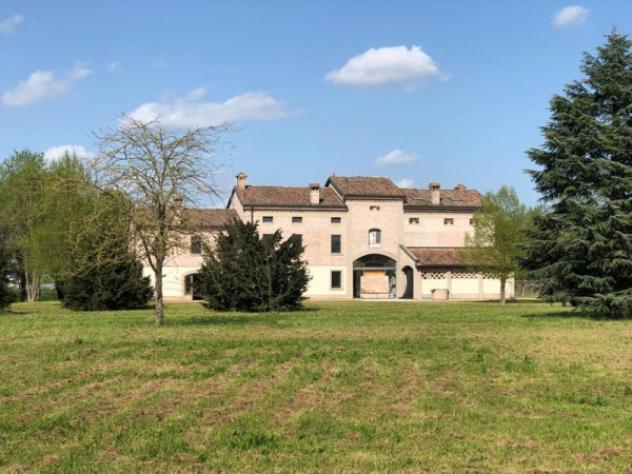 Rustico / Casale di 1100 m² con più di 5 locali in vendita a Carpi