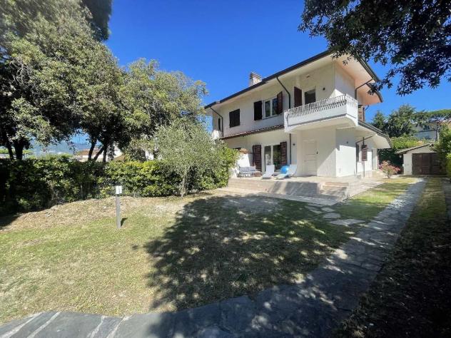 BIFAMILIARE di 7 vani e di 132 mq (PIETRASANTA) rif. MP1017