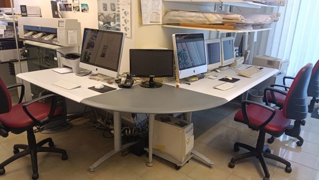 Vendo scrivanie operative Styloffice con cassettiera e poltroncine.