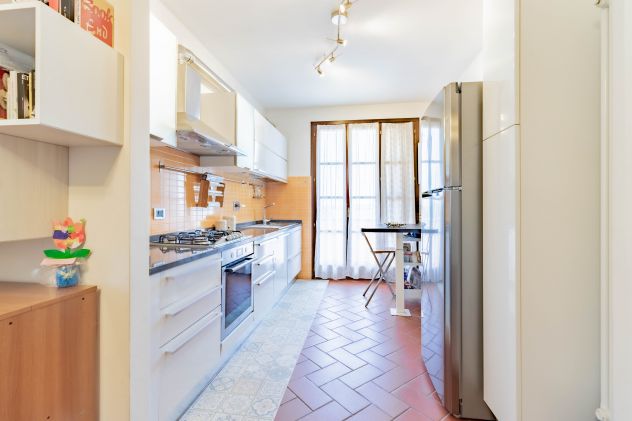 APPARTAMENTO CON 2 CAMERE,DOPPI SERVIZI,GARAGE E TERRAZZA - Foto 4