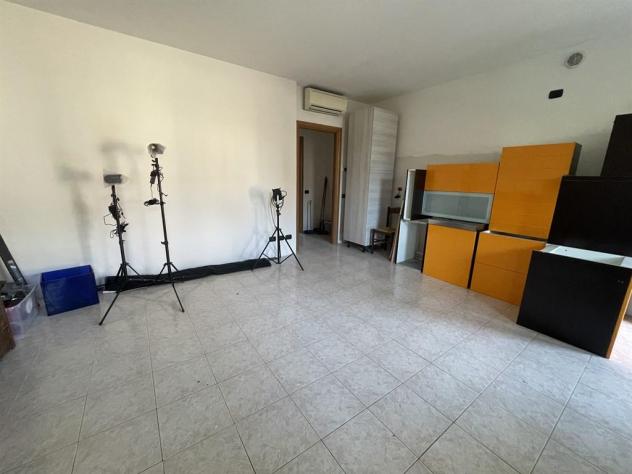 MONOLOCALE AL PIANO TERRA CON BOX - Foto 10