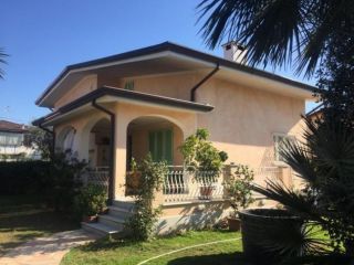 Villa in affitto a Forte dei Marmi 170 mq  Rif: 1031600