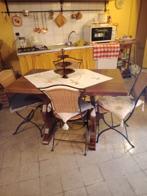 Vendo Tavolo in Legno Massello con 4 Sedie