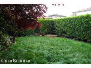 Vedano al Lambro, ampio trilocale con giardino.