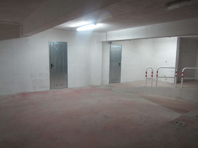 POSTO AUTO COPERTO CON CANCELLO PRIVATO - Foto 2
