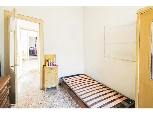 PORZIONE DI CASA DI CORTE CON BOX E LOCALI ACCESSORI - Foto 8