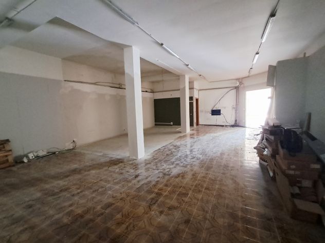 SCALA GRECA:BASSO COMMERCIALE DI MQ 230.3 VETRINE SU STRADA - Foto 9