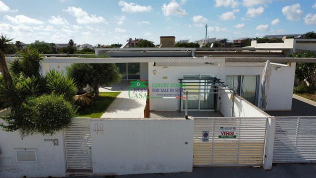 Rif. 2480 - Villa a schiera con verande e giardino a Marina di Ragusa - Foto 2
