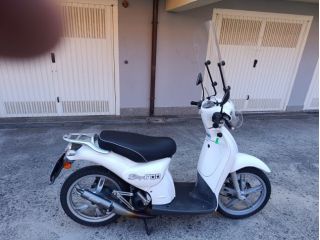 Scooter stradale Aprilia Piaggio Scarabeo 50 2 tempi.