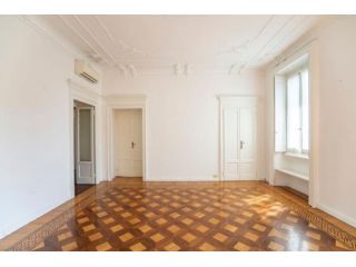 Appartamento di 170 m² con 5 locali in affitto a Milano