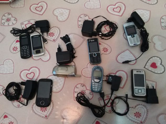 7 Cellulari di qualche anno fa 4 FUNZIONANTI e 3 NO