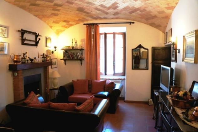 Porano - Vendesi abitazione semindipendente ristrutturata con piccolo cortile privato