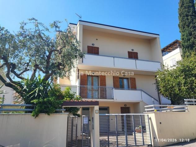 Casa singola con due appartamenti, mansarda taverna garage e giardino.