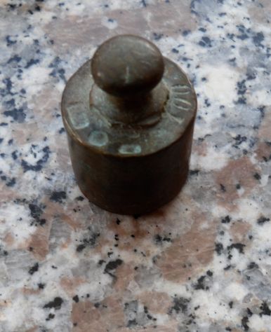ANTICO PESO DI BILANCIA DA 100 GRAMMI IN FERRO O OTTONE -