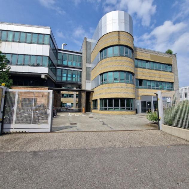 Immobile di 950 m² con più di 5 locali in affitto a Pero - Foto 3