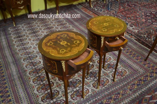 Coppia di tavolini-comodini tondi stile Luigi XV intarsiati - Foto 9