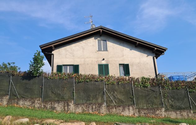 Bregano - villa gemellare con giardino