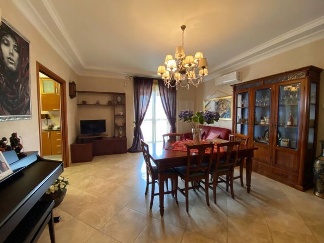 ELEGANTE APPARTAMENTO CON MANSARDA TERRAZZO E BOX - Foto 2