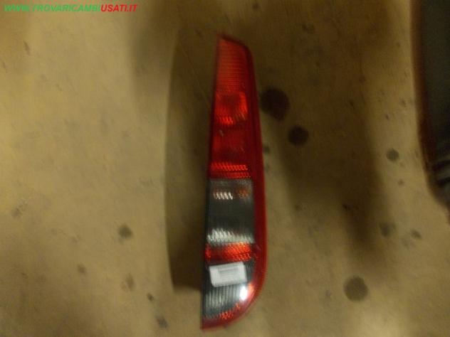 FANALE POST.D. FRECCIA FUME FORD FOCUS (CAP) 3p / 5p / Style Wagon Parti elettriche Fanaleria Fanali Fanale post. sx. FORD - FOCUS - 01-12-2004 -