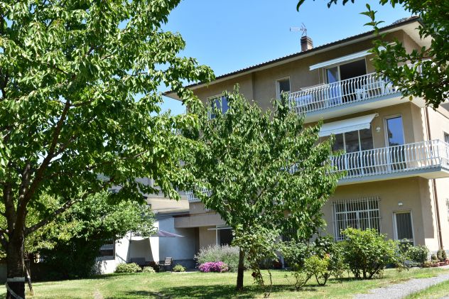 DUE APPARTAMENTI IN PALAZZINA CON CAPANNONE ANNESSO