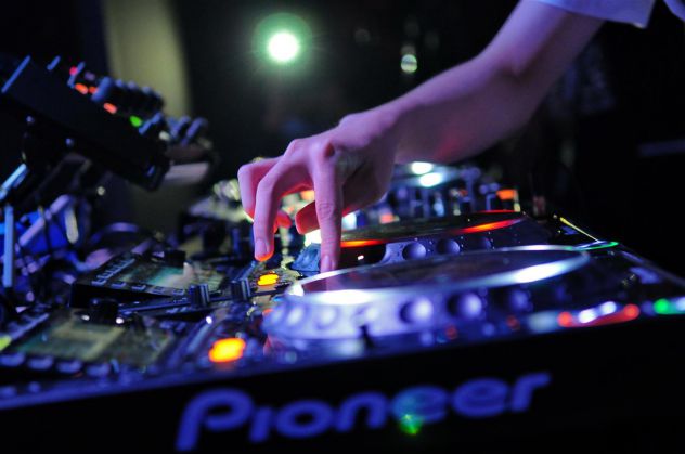 Noleggio console pioneer cdj 2000 nexus roma