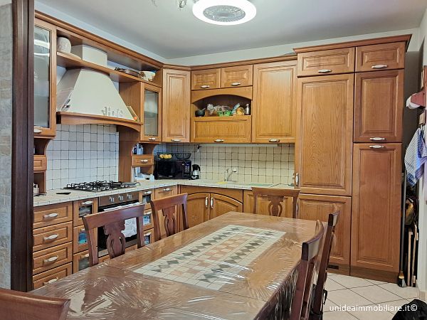 Varano Borghi - villetta a schiera quasi completamente indipendente - Foto 6