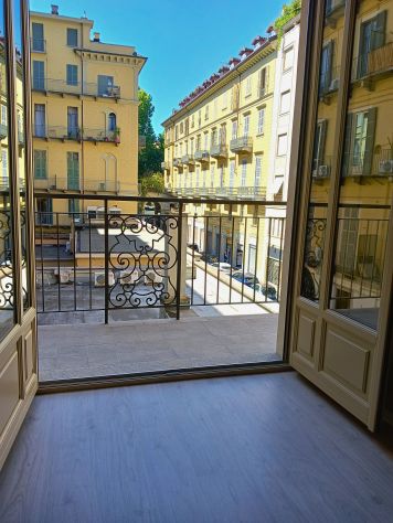 Luminosa camera con balcone in elegante appartamento ristrutturato