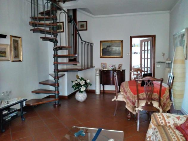 Villa bifamigliare su piu' piani con possibilita' di divisione in due unita' distinte con ingressi separati .La casa è cosi composta da : pt ingresso - Foto 2