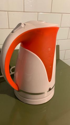 Bollitore elettrico bianco e arancione