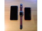 Due Apple iPhone e un Apple Watch, leggere