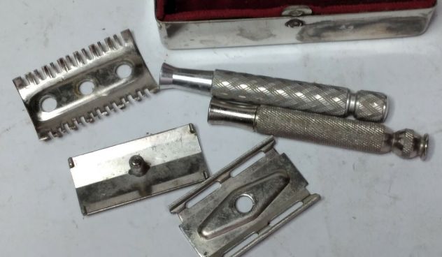 KIT RASOIO PORTATILE CON SCATOLETTA IN METALLO ANNI 60 - Foto 4