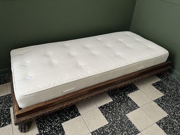 Letto singolo antico con materasso