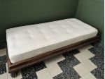 Letto singolo antico con materasso
