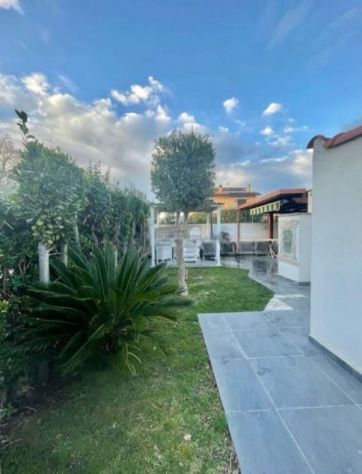 ARDEA BILOCALE ARREDATO CON GIARDINO PRIVATO E POSTO AUTO