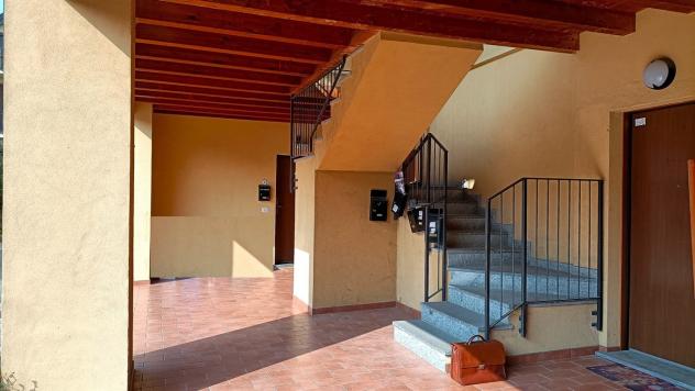 In Caratteristico casale ristrutturato, accattivante appartamento su due livelli con travi a vista. - Foto 6