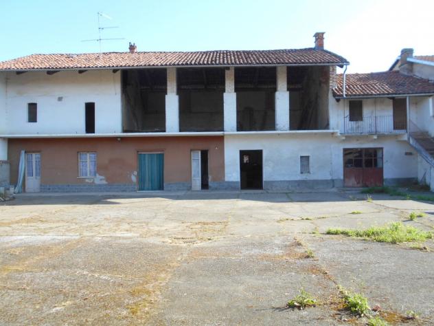 In zona centrale, ex cascinale composta da abitazione al piano terra: cucinino, tinello, tre vani e bagno; sempre al piano terra magazzino e box auto.