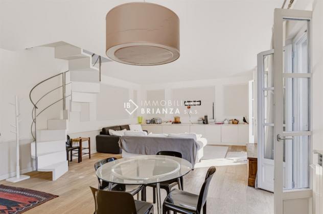 BESANA IN BRIANZA: IN VENDITA ELEGANTE 3 LOCALI SU DUE LIVELLI CON GIARDINO PRIVATO - Foto 2