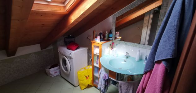 Stanza arredata vicino ai mezzi - Foto 7