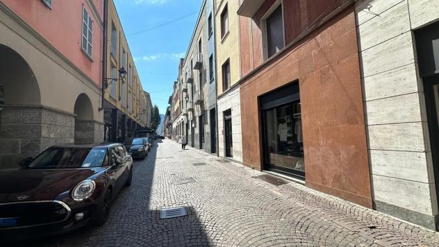 NEGOZIO DI 60 MQ CON VETRINA IN CENTRO LECCO - Foto 2