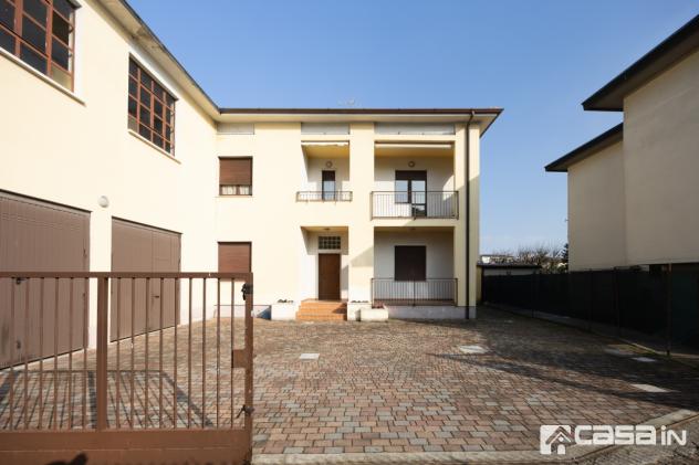 A pochi passi ampia soluzione indipendente composta da 2 appartamenti, deposito, 2 box, cantina e giardino di 800 mq
PIANO TERRA : appartamento di 4 v - Foto 3