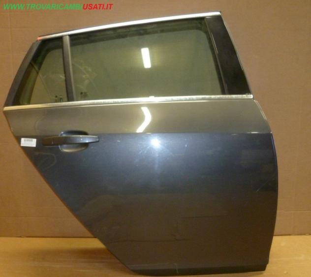 PORTA POST.D. GRIGIO SCURO MET. C/ALZ. SW OPEL INSIGNIA (G09)  Carrozzeria  Lamierati esterni  Porte  Porta post. dx. OPEL - INSIGNIA - 01-12-2008 - 0