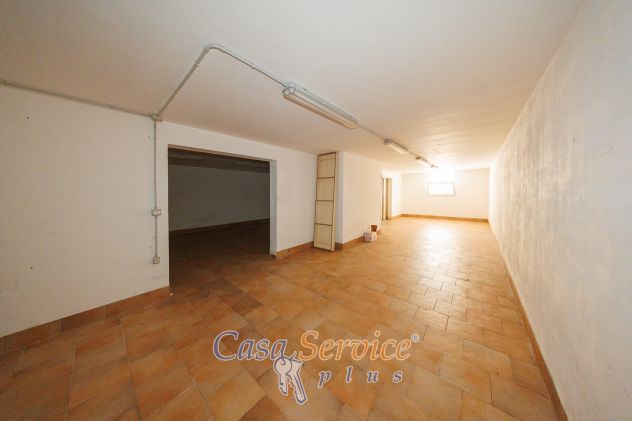 Ampio Locale Commerciale ad Angolo con Parcheggio Privato - Foto 10