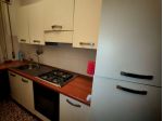 Cucina con elettrodomestici